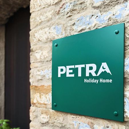 Petra Holiday Home ปิเอตราเปอร์โตซา ภายนอก รูปภาพ